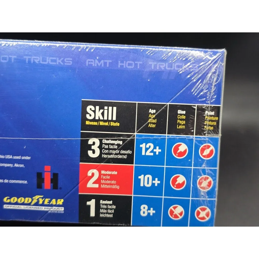 AMT Ertl Hot Trucks International Scout 38585-1HD 1/25 Scale New Sealed
